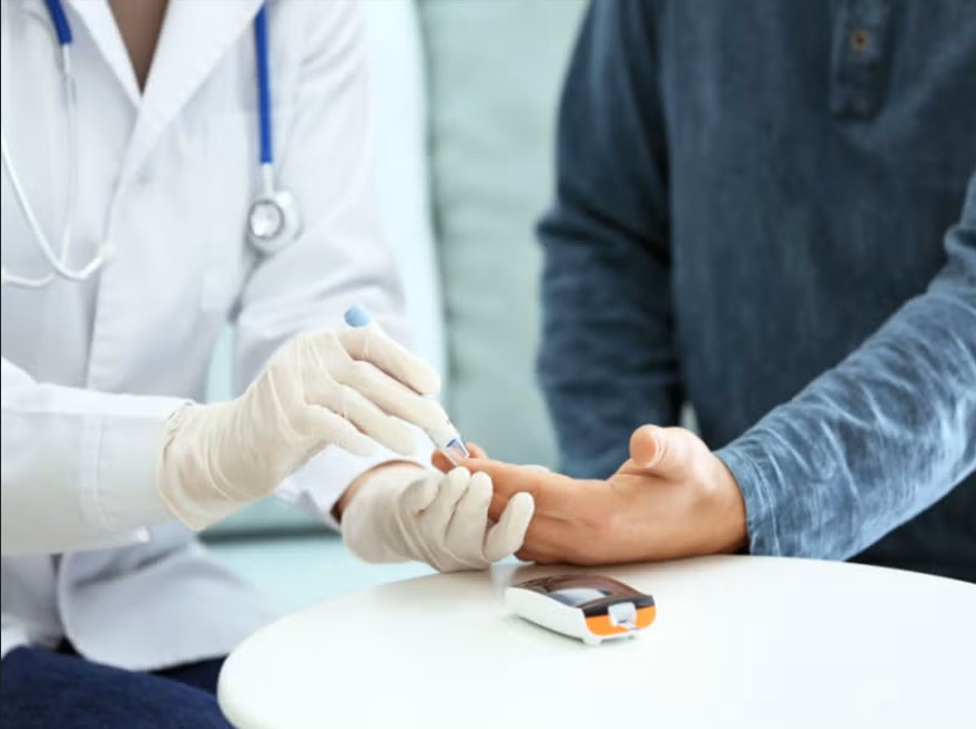 Is Lipaglyn Right for Your Diabetic Cholesterol? Key Benefits and Pharmacy Guidance